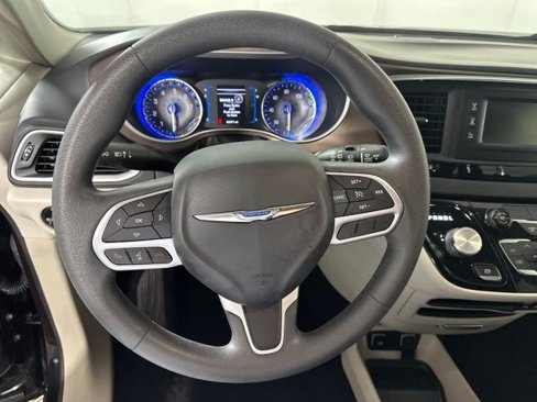 Used 2017 Chrysler Pacifica Touring image 14