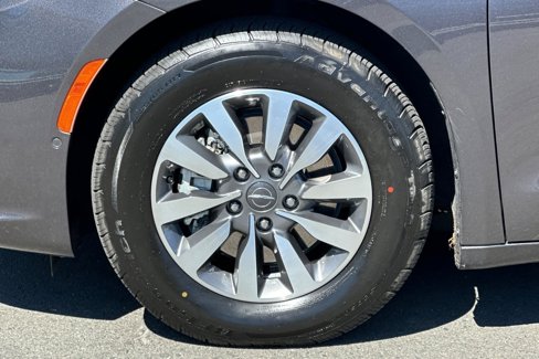 Used 2021 Chrysler Pacifica Limited w/ Uconnect Theater Family Group image 11