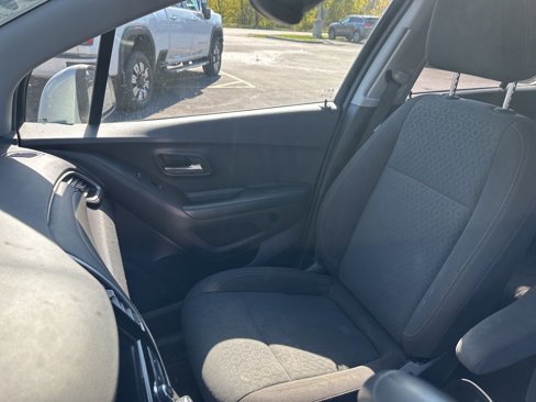 Used 2022 Chevrolet Trax LS w/ Tint and Cruise Package image 18
