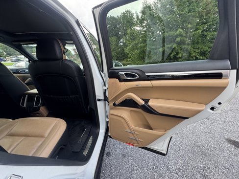 Used 2016 Porsche Cayenne image 34