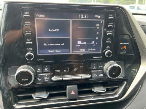 Used 2021 Toyota Highlander L image 19