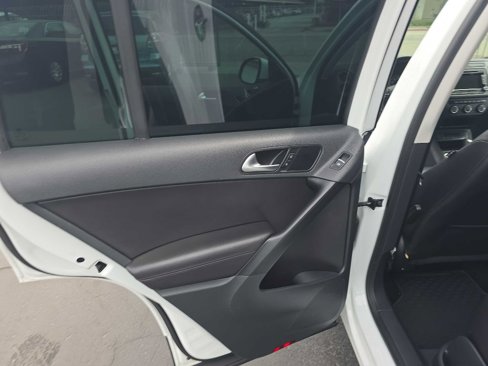 Used 2015 Volkswagen Tiguan SE image 13