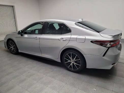 Used 2022 Toyota Camry SE image 3