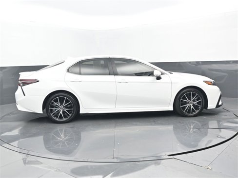 Used 2023 Toyota Camry SE image 2