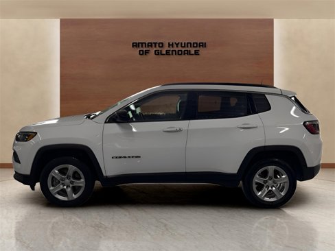 Used 2023 Jeep Compass Latitude image 3