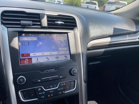 Used 2019 Ford Fusion SEL image 11