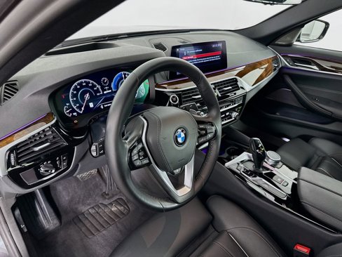 Used 2019 BMW 530e xDrive w/ Executive Package image 9