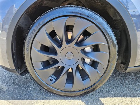 Used 2022 Tesla Model Y Long Range image 9