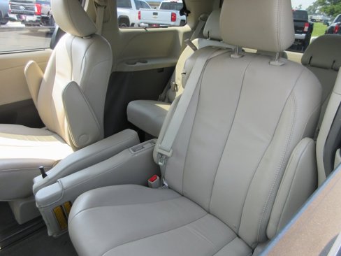 Used 2013 Toyota Sienna XLE image 17