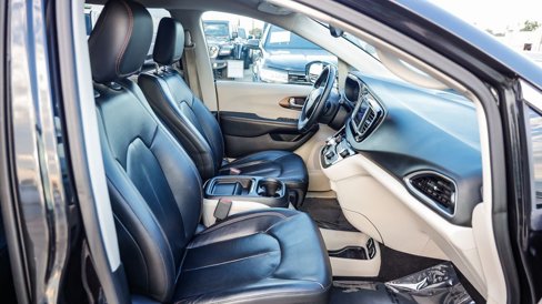Used 2018 Chrysler Pacifica Touring-L image 17