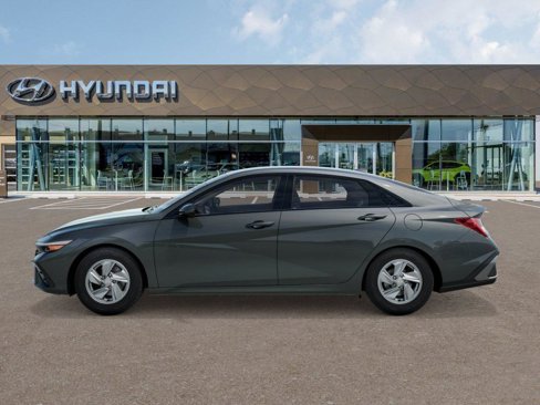 New 2025 Hyundai Elantra SE image 3