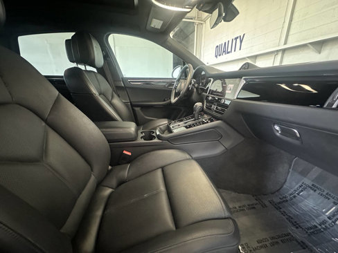 Used 2023 Porsche Macan Turbo image 24