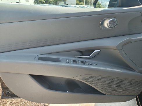 Used 2023 Hyundai Elantra SE image 26