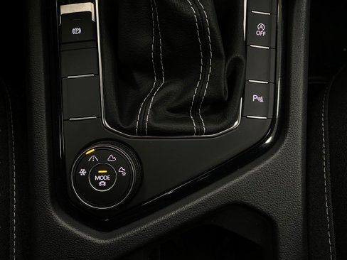 New 2025 Volkswagen Taos SE image 9