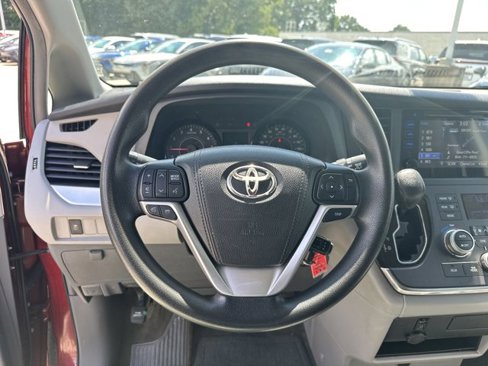 Used 2015 Toyota Sienna LE image 28