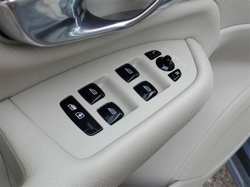 Used 2022 Volvo XC90 T6 Momentum image 13
