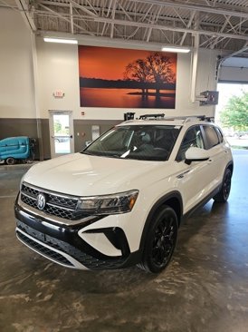 Used 2023 Volkswagen Taos SE w/ Panoramic Sunroof Package image 2