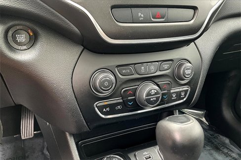 Used 2020 Jeep Cherokee Trailhawk image 15