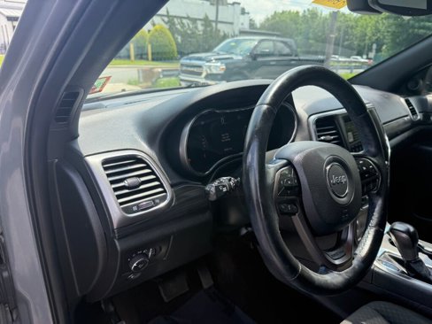 Used 2019 Jeep Grand Cherokee Laredo image 12