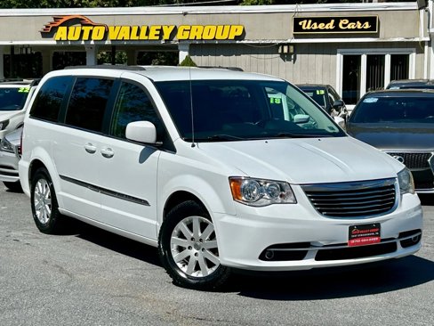 Used 2016 Chrysler Town & Country Touring image 2