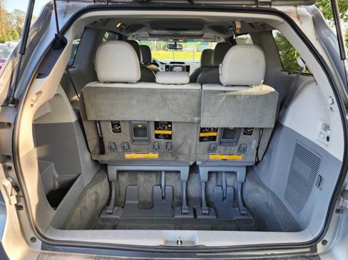 Used 2012 Toyota Sienna XLE image 17