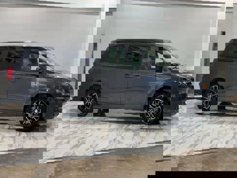 Used 2016 Dodge Grand Caravan SXT image 5