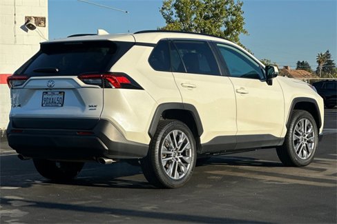 Used 2022 Toyota RAV4 XLE Premium image 4