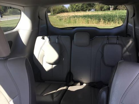 Used 2017 Chrysler Pacifica Touring-L image 11