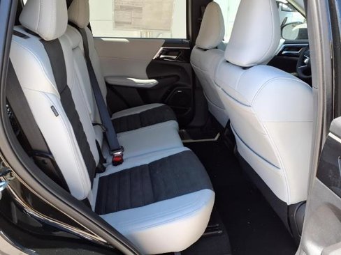 New 2025 Mitsubishi Outlander SE image 10