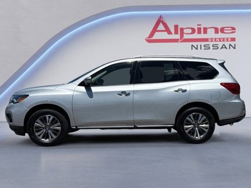 Used 2020 Nissan Pathfinder SV image 2