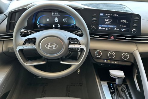 Certified 2025 Hyundai Elantra SE image 18