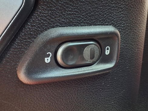 Used 2014 Jeep Wrangler Unlimited Rubicon image 12