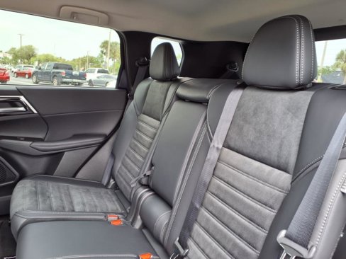 New 2025 Mitsubishi Outlander SE image 9