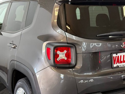 Used 2020 Jeep Renegade Latitude w/ Cold Weather Group image 7