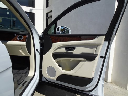Used 2021 Bentley Bentayga image 28