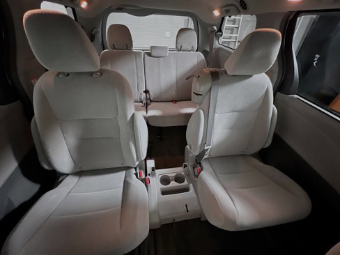 Used 2015 Toyota Sienna LE image 32