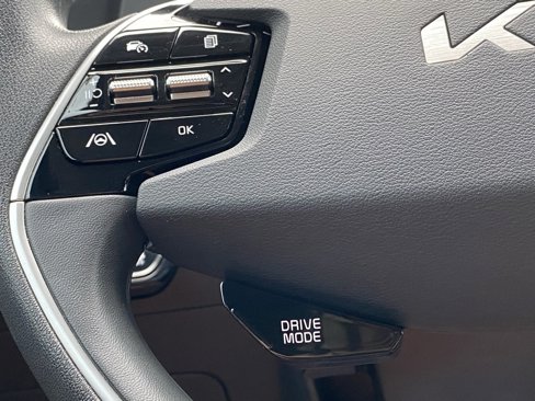 Used 2023 Kia Niro LX image 19