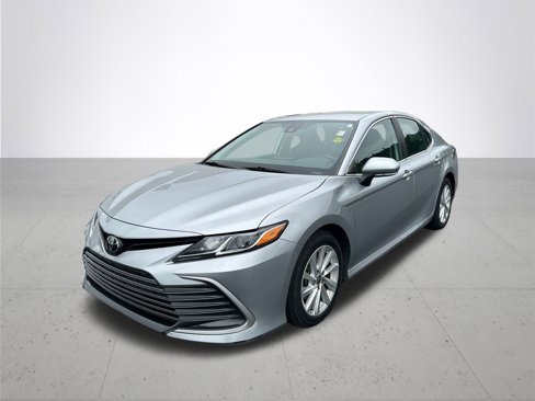 Used 2023 Toyota Camry LE image 2