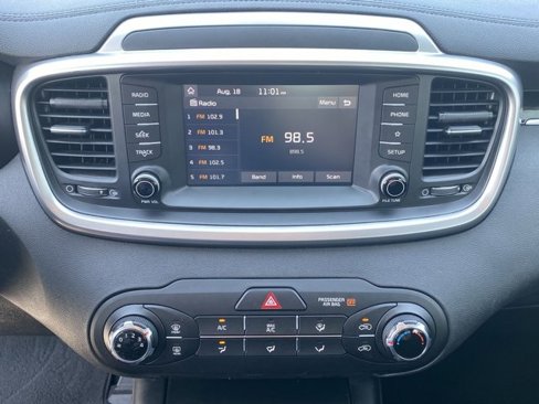 Used 2019 Kia Sorento L image 10