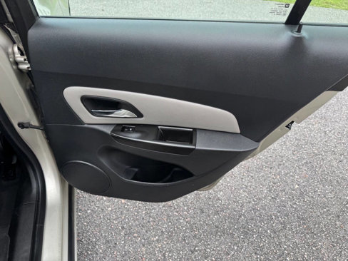 Used 2013 Chevrolet Cruze LS image 26
