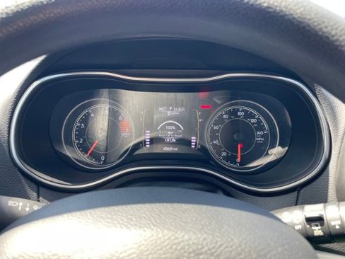 Used 2019 Jeep Cherokee Latitude w/ Popular Appearance Group image 11