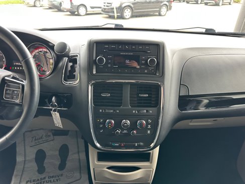 Used 2016 Dodge Grand Caravan SE image 25