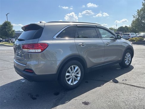 Used 2018 Kia Sorento LX image 3