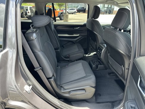 Used 2023 Jeep Grand Cherokee L Laredo image 16