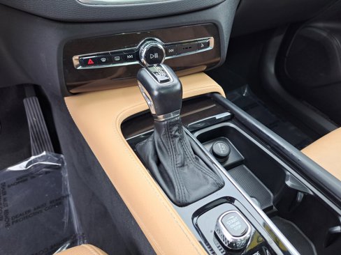 Used 2018 Volvo XC90 T6 Momentum w/ Convenience Package image 17