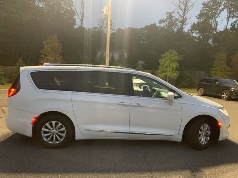 Used 2019 Chrysler Pacifica Touring-L image 5