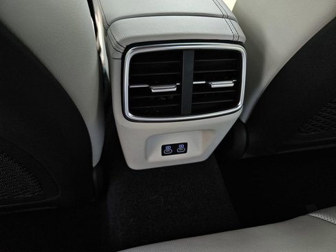 Used 2025 Genesis G70 2.5T image 14