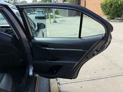 Used 2018 Toyota Camry SE w/ Moonroof Package image 19