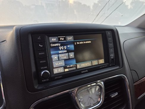 Used 2016 Chrysler Town & Country Touring w/ Driver Convenience Group image 10
