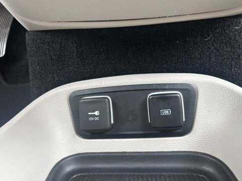 Used 2018 Chrysler Pacifica Touring-L image 40